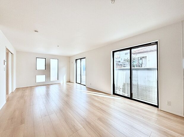 【リビングダイニング】大きな窓からたっぷりの陽光と風を感じられるリビング