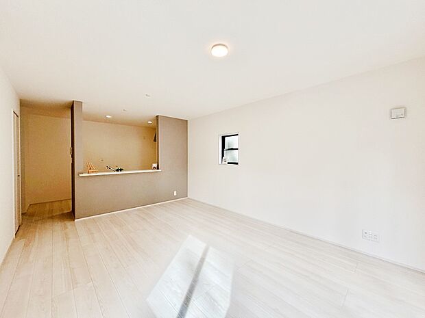 【リビングダイニング】明るい陽光が注ぎ、寛ぎの雰囲気に満たされるリビング・ダイニング。 　