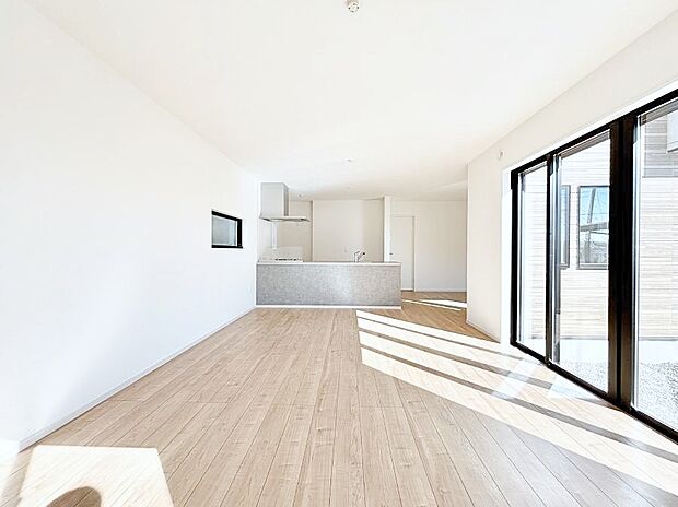 【リビングダイニング】大きな窓からたっぷりの陽光と風を感じられるリビング