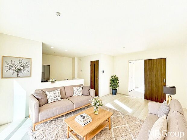 【リビング】家族の和やかな会話が聞こえてきそう。開放感のあるリビングです。※家具はCGです  