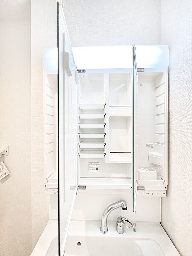 【その他設備(三面鏡裏収納)】三面鏡の裏に、化粧品や衛生用品などを収納可能。洗面台をすっきりと保ちます！