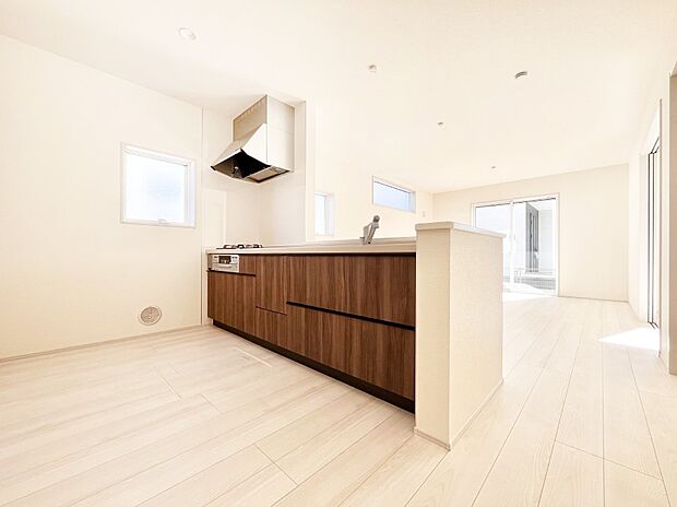 【ダイニングキッチン】カウンター越しに楽しいおしゃべり。いつものお料理がもっと美味しくなりそうですね。