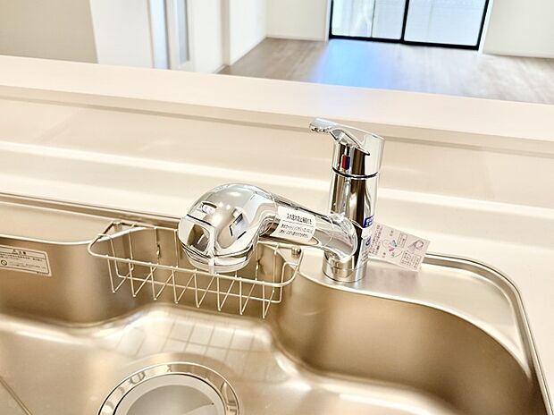 【その他設備(浄水器)】いつでも清潔なおいしいお水を。一つの水栓で水道水と浄水を使い分け。