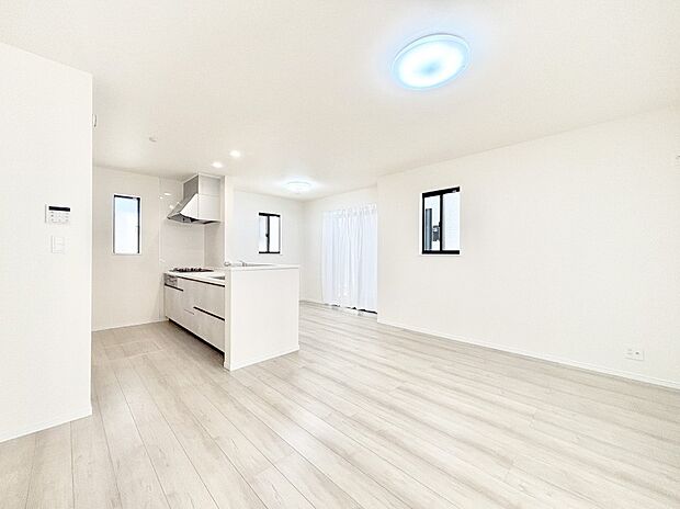 【ダイニング】明るい陽光が注ぎ、寛ぎの雰囲気に満たされるダイニング。   