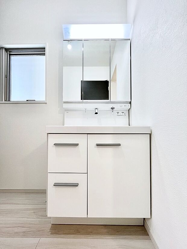 【洗面台・洗面所】大きく見やすい三面鏡で清潔感ある洗面台は、身だしなみチェックや肌のお手入れにおすすめです。