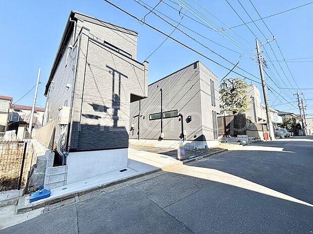 【現地外観写真】たっぷりの陽光と開放感に包まれる明るい住まい  