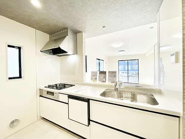 【ダイニングキッチン】料理をしながらでもご家族との会話を楽しめる対面キッチン