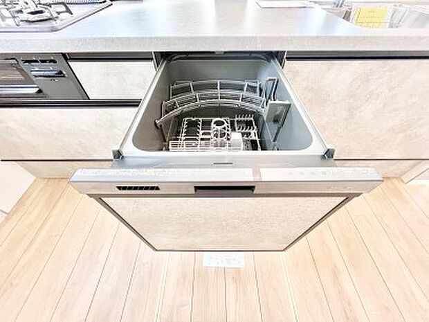 【その他設備(食洗機)】面倒なお片づけは食洗機にお任せ！家事の負担が減って、時間にも気持ちにもゆとりができます。