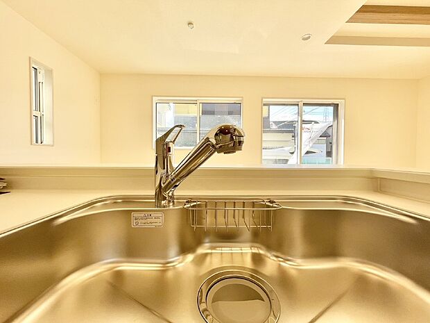 【その他設備(浄水器)】いつでも清潔なおいしいお水を。一つの水栓で水道水と浄水を使い分け。