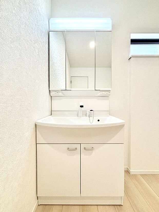 【洗面台・洗面所】大きく見やすい三面鏡で清潔感ある洗面台は、身だしなみチェックや肌のお手入れにおすすめです。