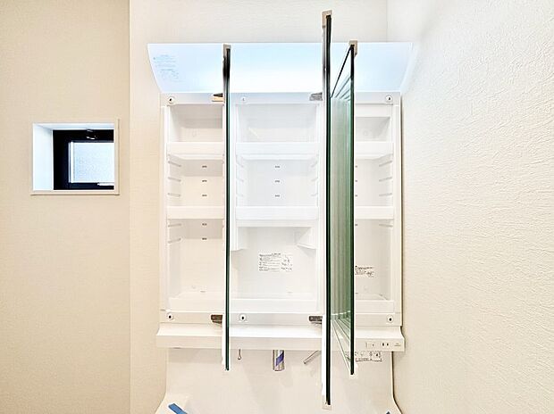 【その他設備(三面鏡裏収納)】三面鏡の裏に、化粧品や衛生用品などを収納可能。洗面台をすっきりと保ちます！