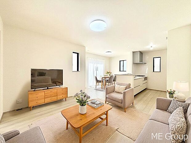 【リビング】ご家族の賑やかな話し声で包まれる明るいリビング  ※家具はCGです