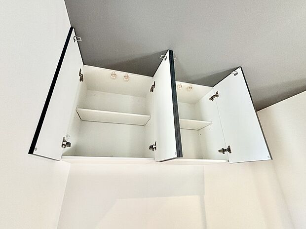 【その他設備(吊戸棚)】キッチン吊戸棚には 使用頻度の低い食器などをすっきり収納できます。