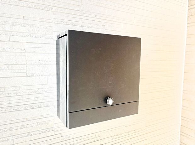 【その他現地】大切な郵便物の盗難を防止してくれるダイヤル錠付きのポスト