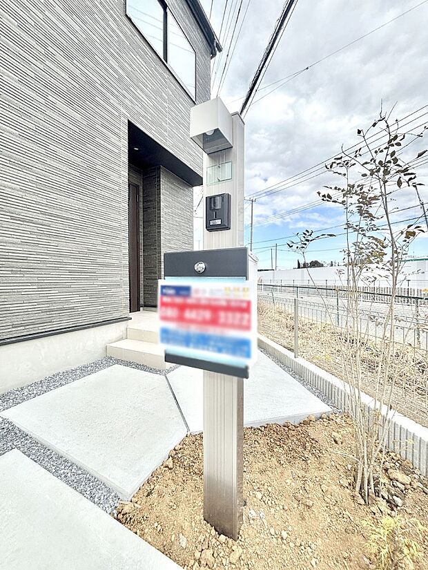 【その他現地】シンプルデザインのポスト。