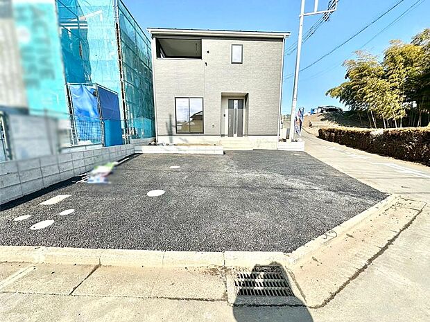 【駐車場】駐車2台可能！急なお客様の駐車に。また、ご家族の自転車スペースとしても大活躍。