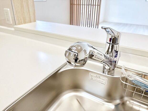 【その他設備(浄水器)】いつでも清潔なおいしいお水を。一つの水栓で水道水と浄水を使い分け。