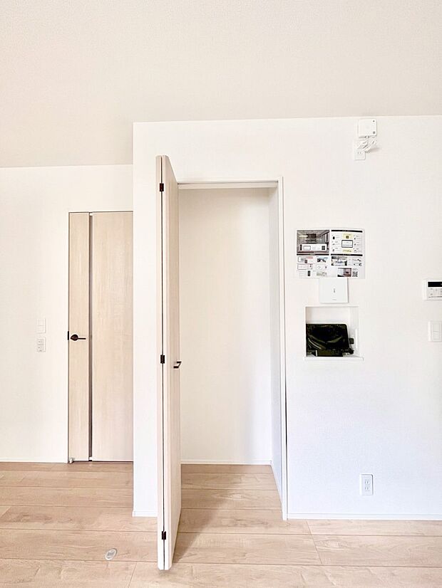 【その他設備(リビング収納)】掃除機やモップなどの生活感が出てしまう物もスッキリ!