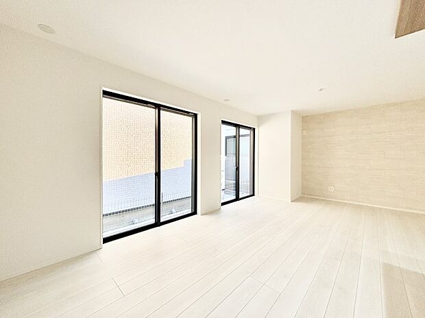 【リビングダイニング】大きな窓からたっぷりの陽光と風を感じられるリビング