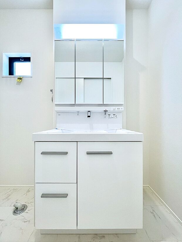 【洗面台・洗面所】大きく見やすい三面鏡で清潔感ある洗面台は、身だしなみチェックや肌のお手入れにおすすめです。