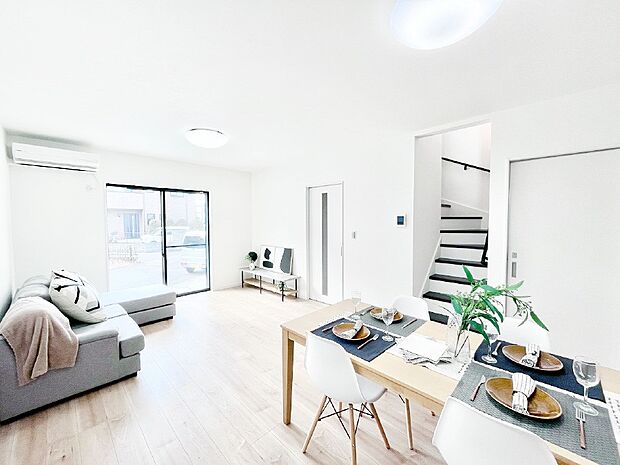 【リビング】家族の和やかな会話が聞こえてきそう。開放感のあるリビングです!