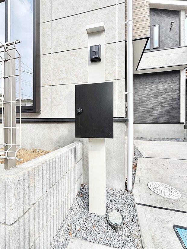 【その他現地】表札・インターホン・ポストをひとつに集約。エントランスになじむシンプルデザイン。