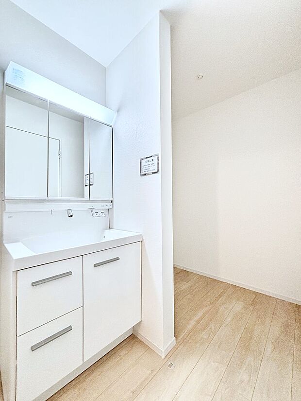 【その他設備(リネンスペース)】便利なリネン庫で、スッキリした使いやすい洗面室に  