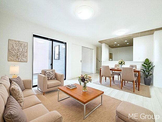 【リビング】ご家族の賑やかな話し声で包まれる明るいリビング  ※家具はCGです　