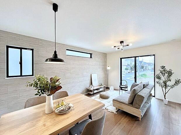 【リビング】日当たりのいいリビングでゆったりとしたティータイムを！ お気に入りのグリーンを飾れば更に心地よさがアップ！