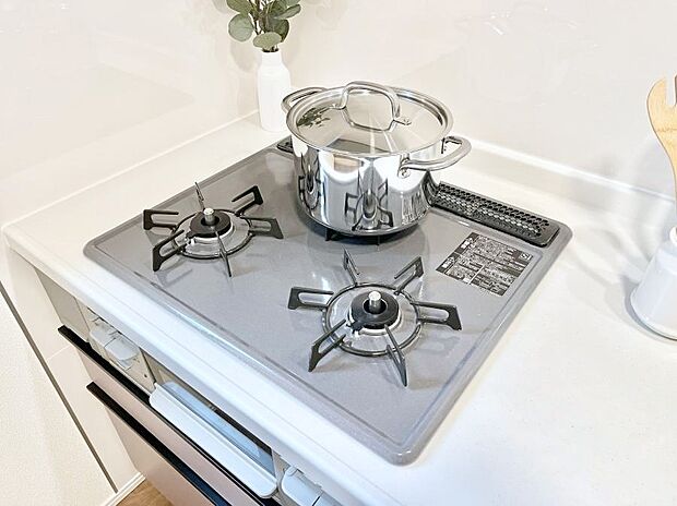 【その他設備(Ｓｉセンサーコンロ)】ガスコンロはＳｉセンサー搭載。火力調節や焦げ付き・消し忘れも防いでくれます。