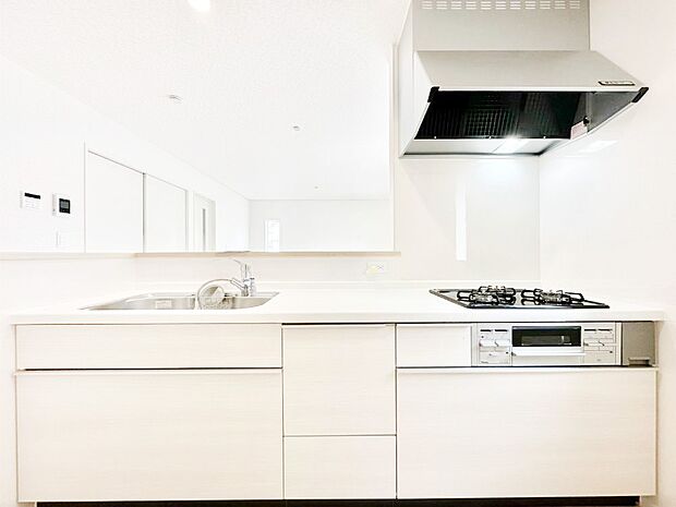 【キッチン】毎日使うキッチンだから、使いやすさ&お手入れのしやすさにこだわりました。