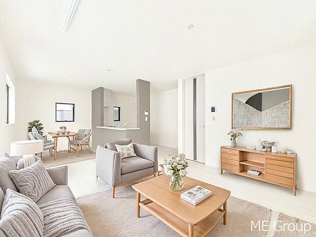 【リビング】家族の和やかな会話が聞こえてきそう。開放感のあるリビングです。※家具はCGです  