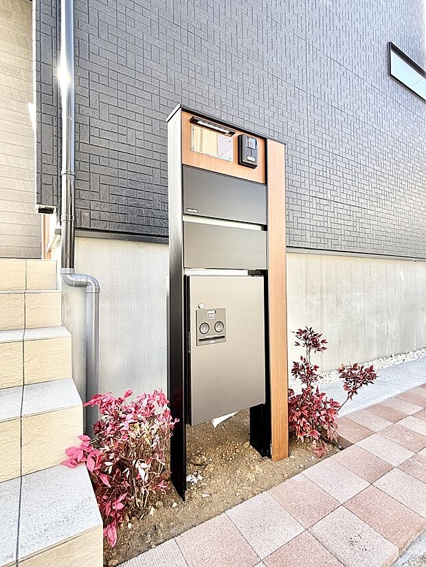 【その他現地】表札・インターホン・ポスト・宅配BOXをひとつに集約。エントランスになじむシンプルデザイン。