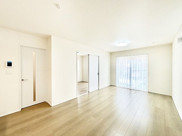 【ダイニング】隣接の洋室を開放すればさらに広々空間に