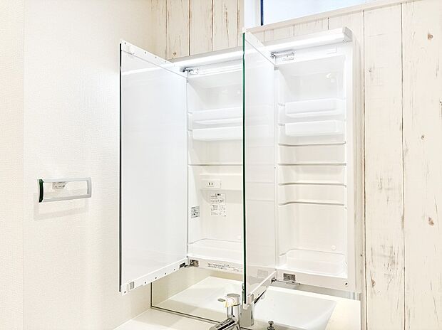 【その他設備(三面鏡裏収納)】三面鏡の裏に、化粧品や衛生用品などを収納可能。洗面台をすっきりと保ちます!