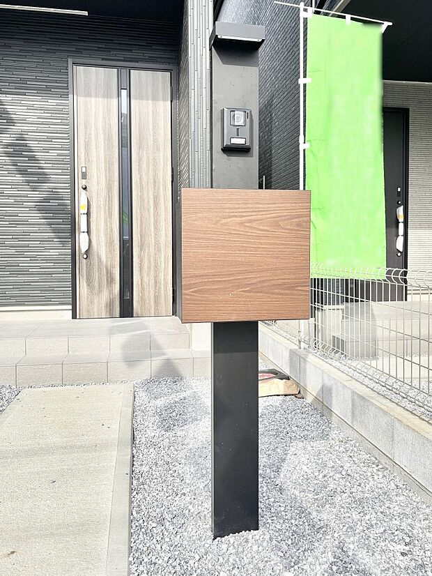 【その他現地】表札・インターホン・ポストをひとつに集約。エントランスになじむシンプルデザイン。