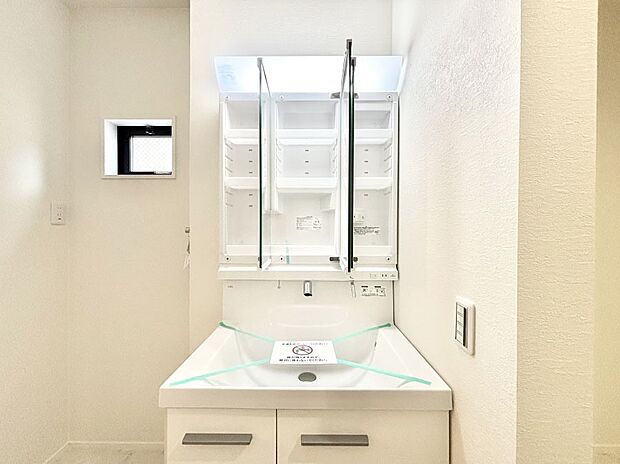 【その他設備(三面鏡裏収納)】三面鏡の裏に、化粧品や衛生用品などを収納可能。洗面台をすっきりと保ちます!