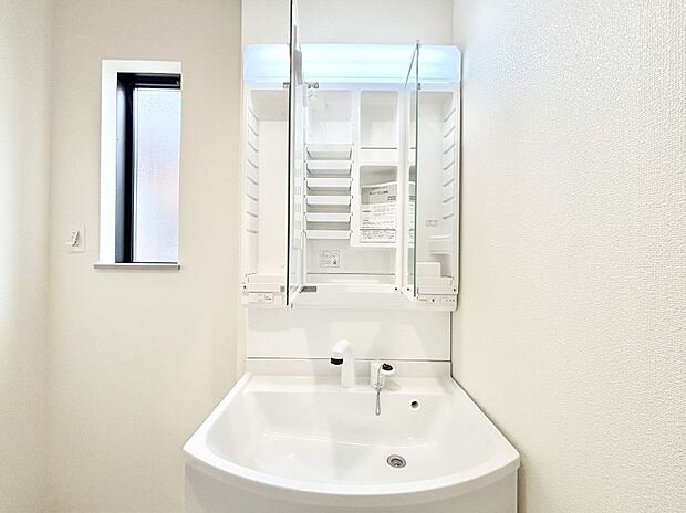 【その他設備(三面鏡裏収納)】三面鏡の裏に、化粧品や衛生用品などを収納可能。洗面台をすっきりと保ちます!