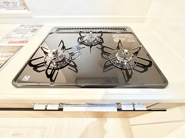 【その他設備(Siセンサーコンロ)】ガスコンロはSiセンサー搭載。火力調節や焦げ付き・消し忘れも防いでくれます。