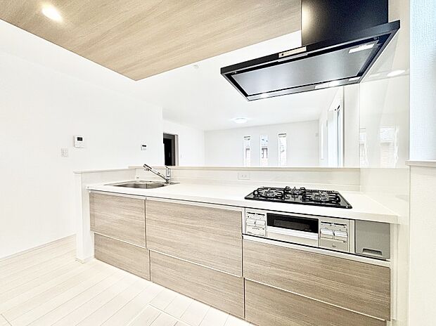 【キッチン】ゆとりあるキッチンではご家族と楽しくお料理ができます。