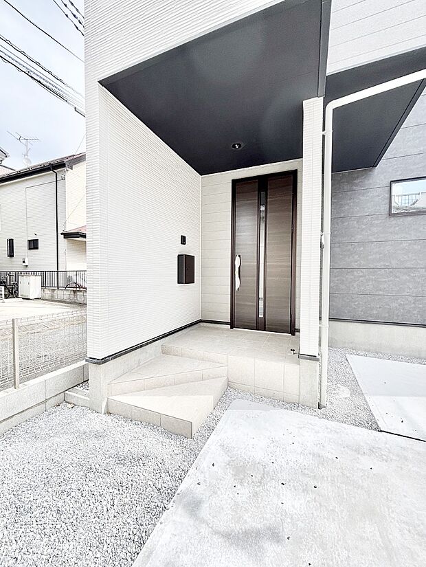 【玄関】玄関前は雨が降っても濡れにくい屋根付き