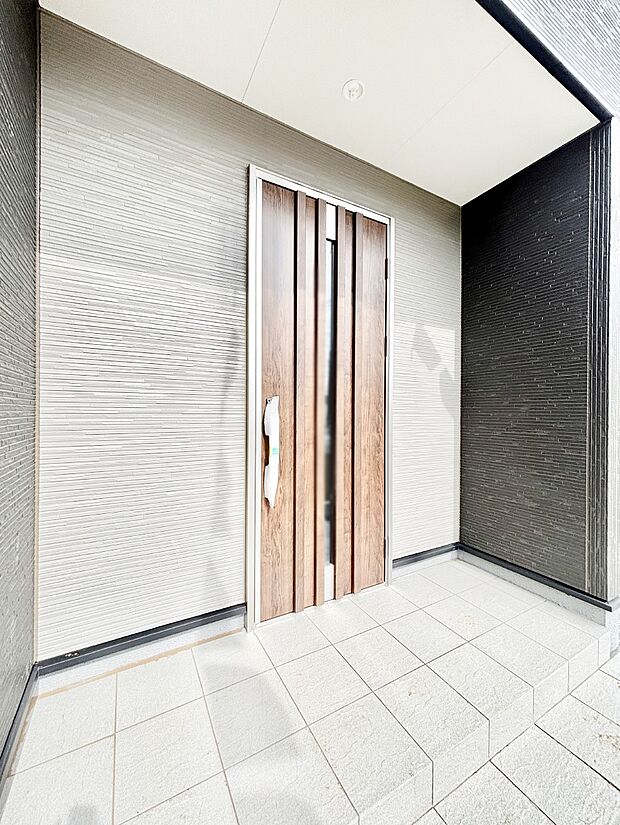 【玄関】玄関前は雨が降っても濡れにくい屋根付き