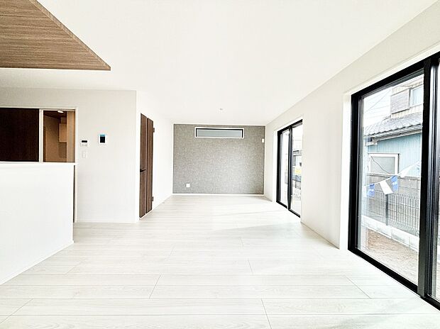 【リビングダイニング】アクセントクロスがオシャレ!家族団らんの時間が充実しそうなリビングダイニング!