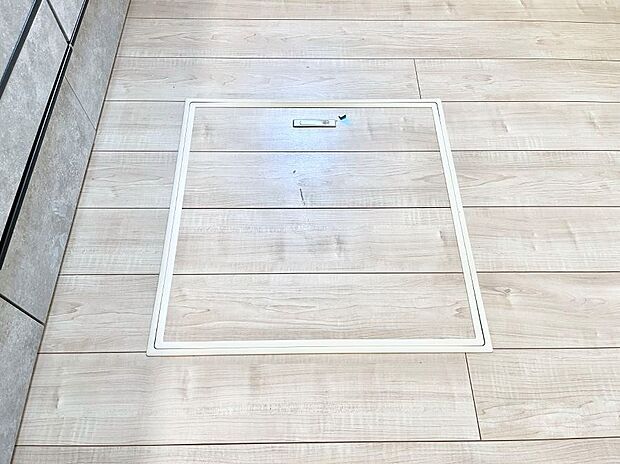 【その他設備(床下収納)】床下収納付き！日用品・非常用品の収納にも大活躍。