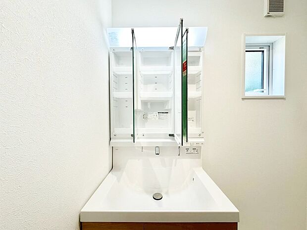 【その他設備(三面鏡裏収納)】三面鏡の裏に、化粧品や衛生用品などを収納可能。洗面台をすっきりと保ちます!