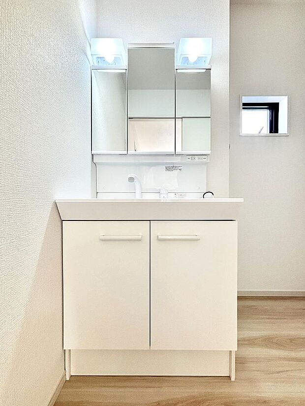 【洗面台・洗面所】大きく見やすい三面鏡で清潔感ある洗面台は、身だしなみチェックや肌のお手入れにおすすめです。