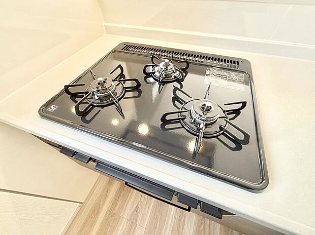 【その他設備(Siセンサーコンロ)】ガスコンロはSiセンサー搭載。火力調節や焦げ付き・消し忘れも防いでくれます。