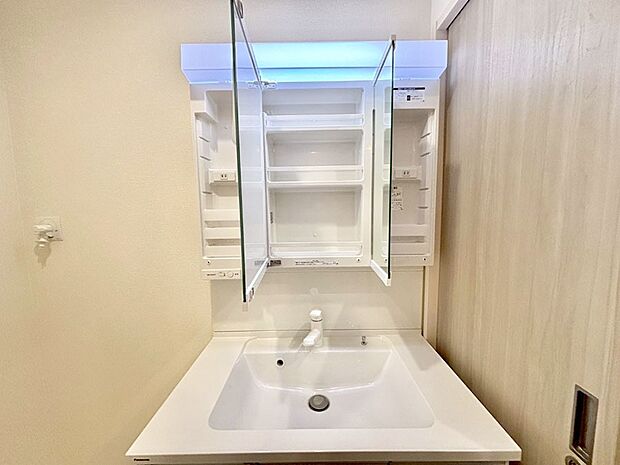 【その他設備(三面鏡裏収納)】三面鏡の裏に、化粧品や衛生用品などを収納可能。洗面台をすっきりと保ちます!