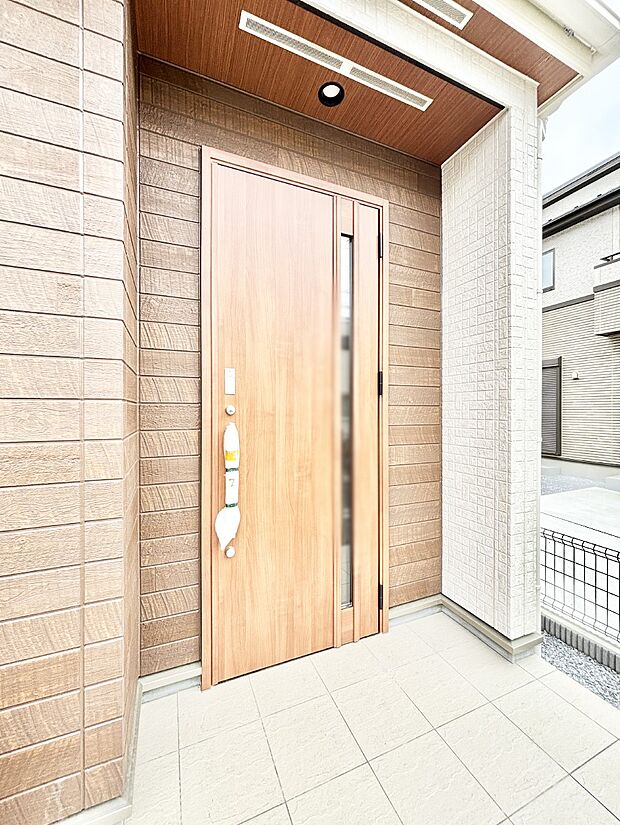 【玄関】住まいの顔を演出する、玄関ドア。