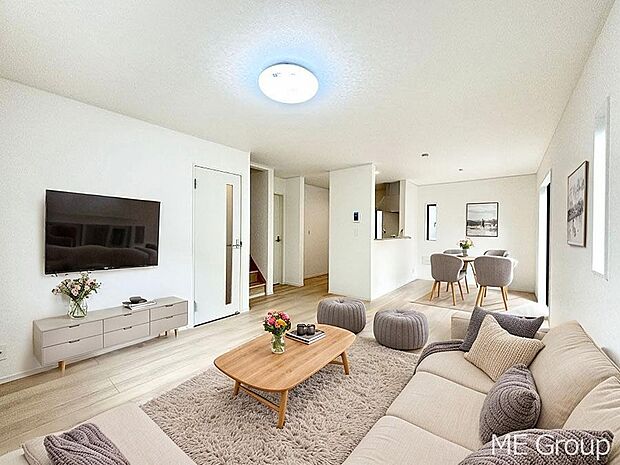 【リビング】ご家族の賑やかな話し声で包まれる明るいリビング ※家具はCGです